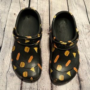 Unisex Crocs with bistro pattern.